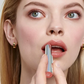 LONI BAUR Lip 02 Ruby Red 2,5 G 6 LONI BAUR Lip 02 Ruby Red 2,5 G – Bild 4